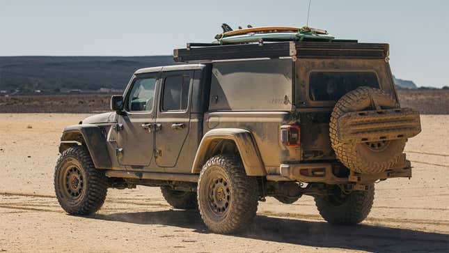 Ein Foto einer Go Fast Camper-Plattform, die an einem Jeep Gladiator angebracht ist. 